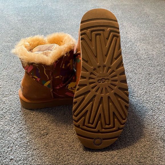 Ugg Bailey Button short boots size 7. Limited edition paint splatter boots. - Picture 2 of 7